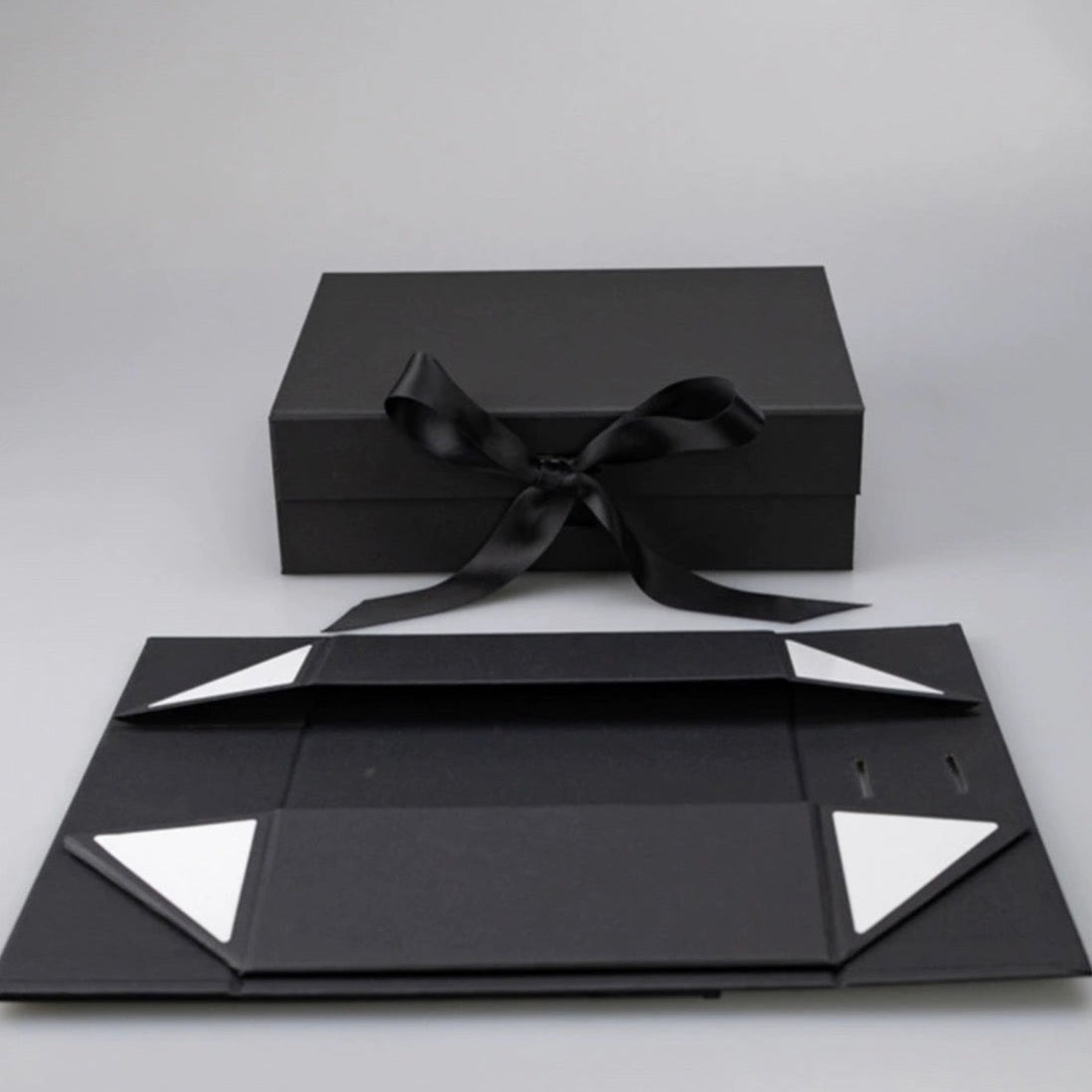 Experience the elegance and convenience of our Black Ribbon Magnetic Box, ideal for stylish gift presentations, wedding proposals, or sophisticated packaging solutions for your small business.